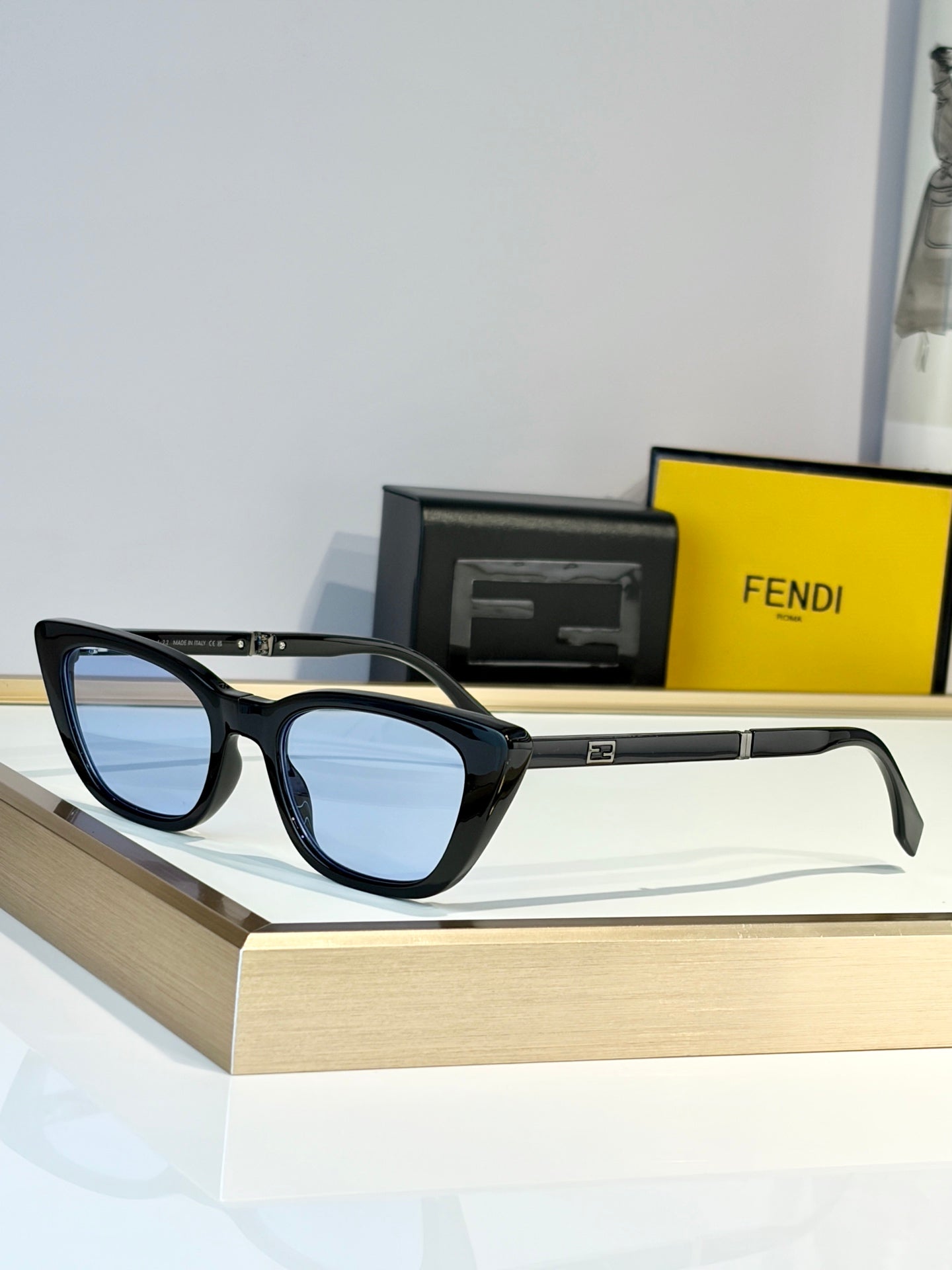 Fendi FE40089I Sunglasses